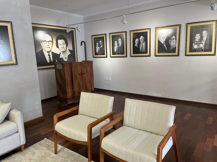 Memorial: retratos e púlpito